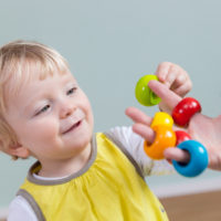 Kleinkind spielt mit Steckspiel Kleinkind spielt mit Steckspiel